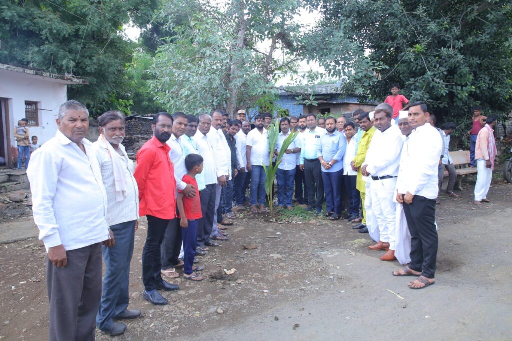 वृक्षारोपण शाश्वत विकासाचा पाया ठरेल बाळासाहेब पाटोदे<br>छत्रपती शिवाजी महाराज युवक गणेश मंडळ उदगीर च्या वतीने गुरधाळ मध्ये वृक्ष लागवड