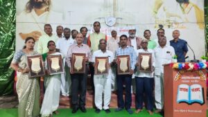 शिक्षक दिनी वाचक मित्र शिक्षक पुरस्कार देऊन शिक्षकांचा सन्मान