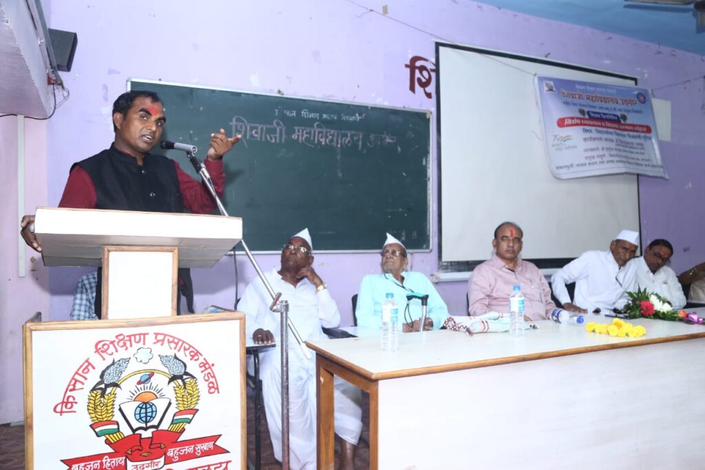 सकारात्मक माणुसच संधीचे सोने करतो : डॉ. हनुमंत भोपाळे<br>शिवाजी महाविद्यालयात आदर्श शिक्षकांचा सत्कार