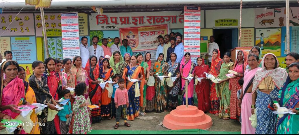 स्वराज्य सार्वजनिक गणेश मंडळाच्या वतीने ग्रामीण भागातील वंचित महिलांना आरोग्य विषयक वस्तूचे वाटप