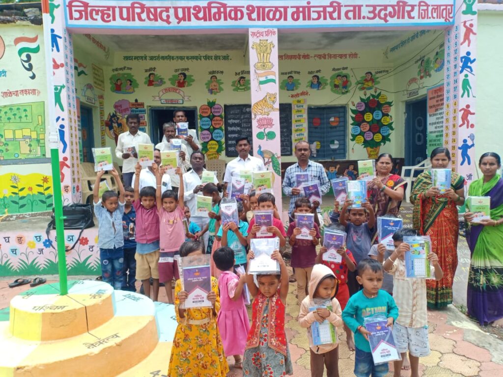 हस्ताक्षर सुधार पुस्तिकेचे वाटप