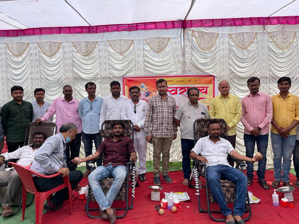 स्वराज्य सार्वजनिक गणेश मंडळाच्या वतीने भव्य रक्तदान शिबिर संपन्न