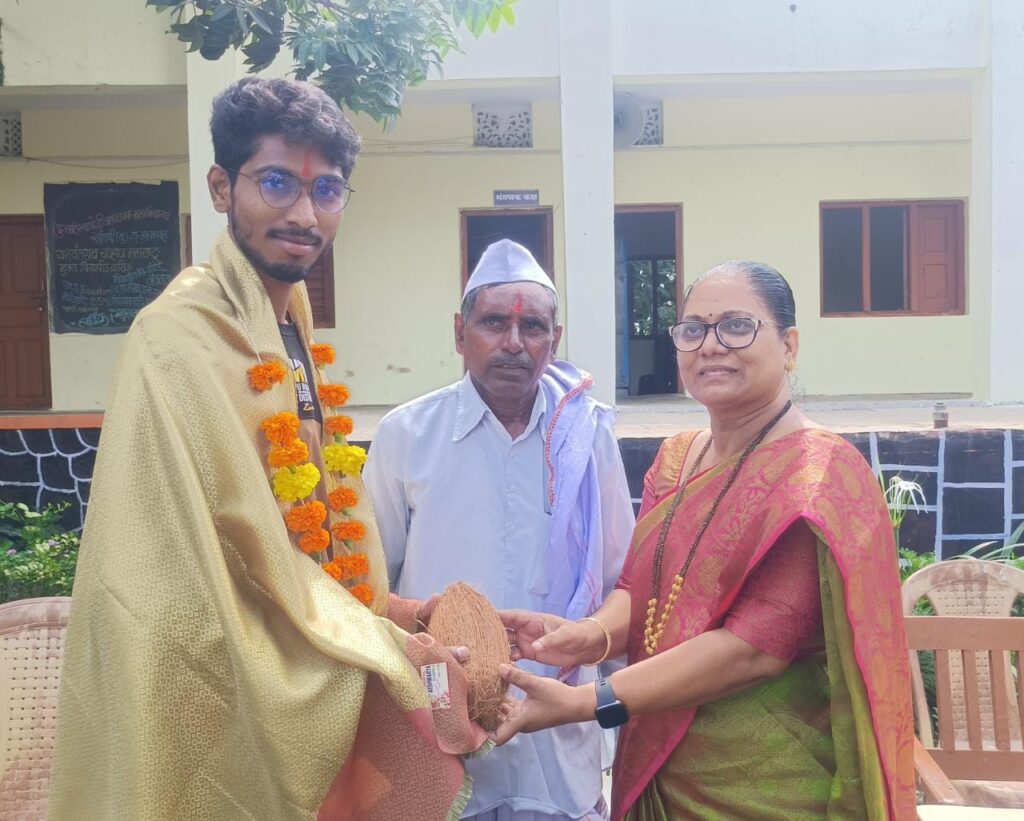 विष्णू सोलंकरची युएई मध्ये सायबर सेक्युरिटी इंजिनिअर म्हणून निवड झाल्याने सत्कार