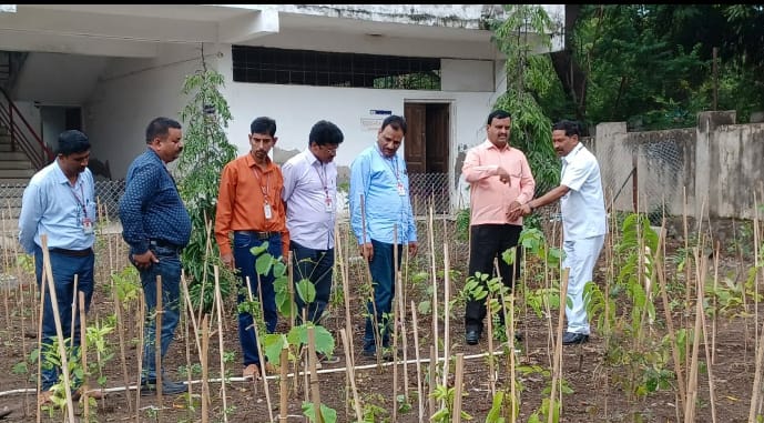 विद्यापीठ व्यवस्थापन परिषदेचे सदस्य डॉ. रमाकांत घाडगेंची 'मिया- वाकी' से भेट