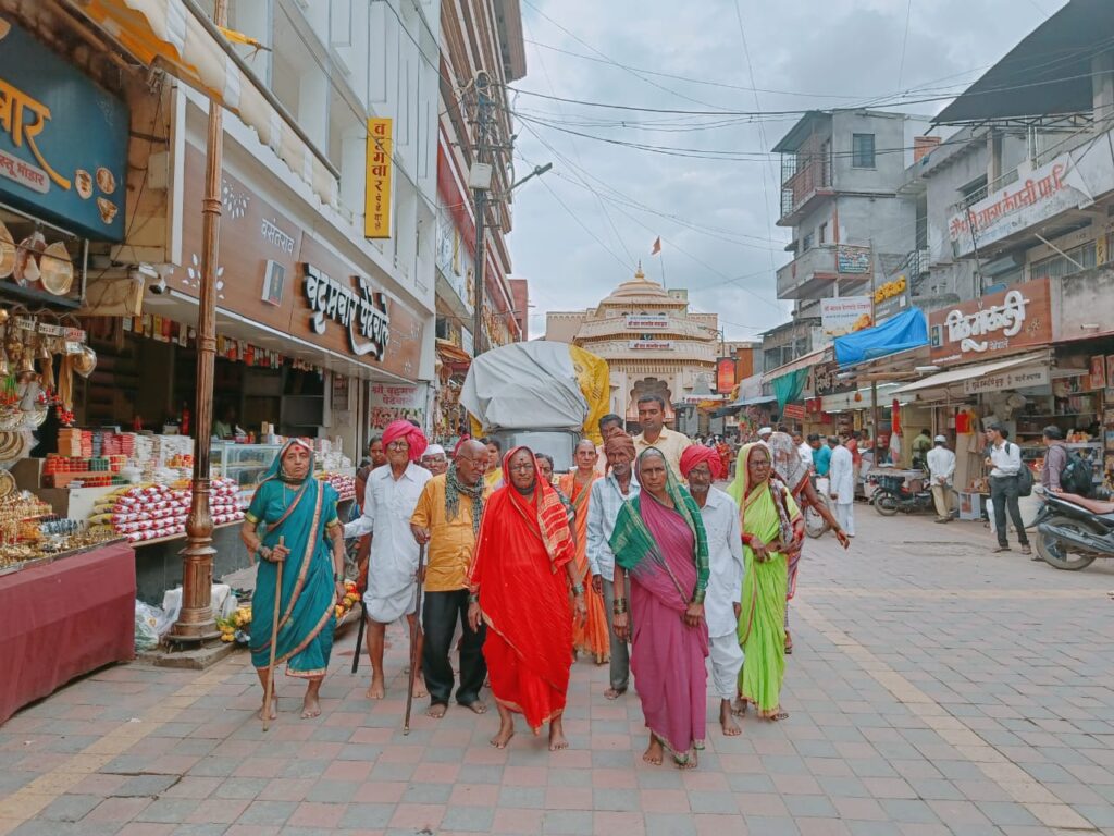सुखमणि वृद्धाश्रमातील वृद्धांची श्री क्षेत्र पंढरपूर येथे सहल