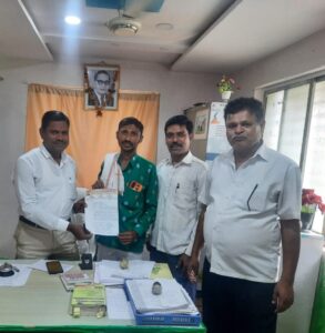 स्मारकाच्या दर्शनी भागात स्वातंत्र्य सैनिकाचे फोटो सह नावाचा फलक लावण्याची मागणी