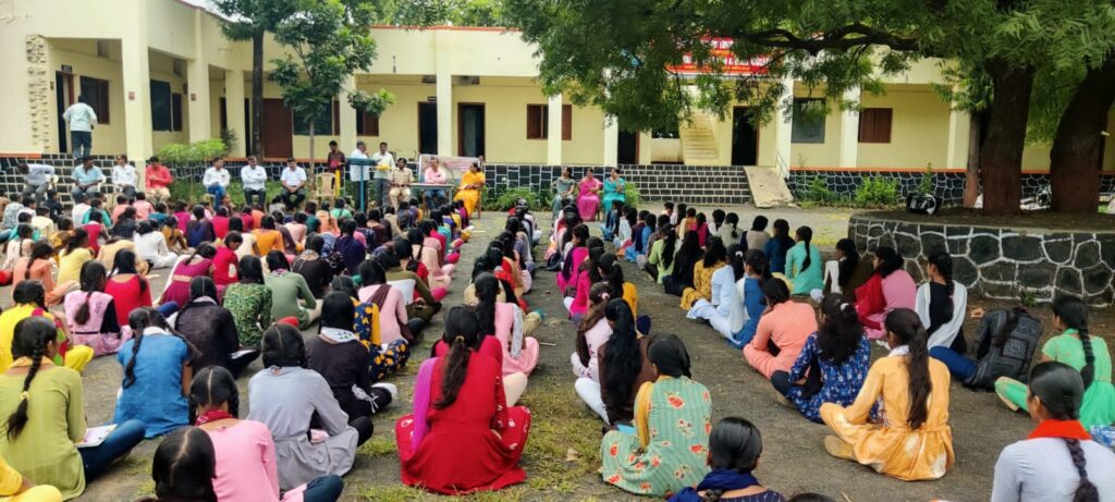 पुण्यश्लोक अहिल्यादेवी विद्यालयात हिंदी दिवस साजरा