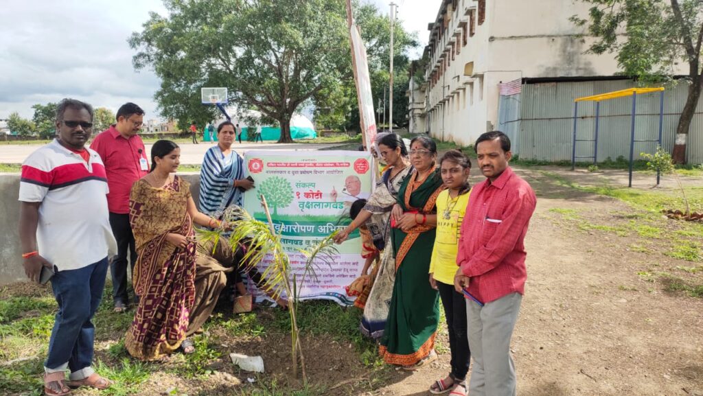 उदयगिरी महाविद्यालयात श्री स्वामी समर्थ केंद्रातर्फे वृक्षारोपण