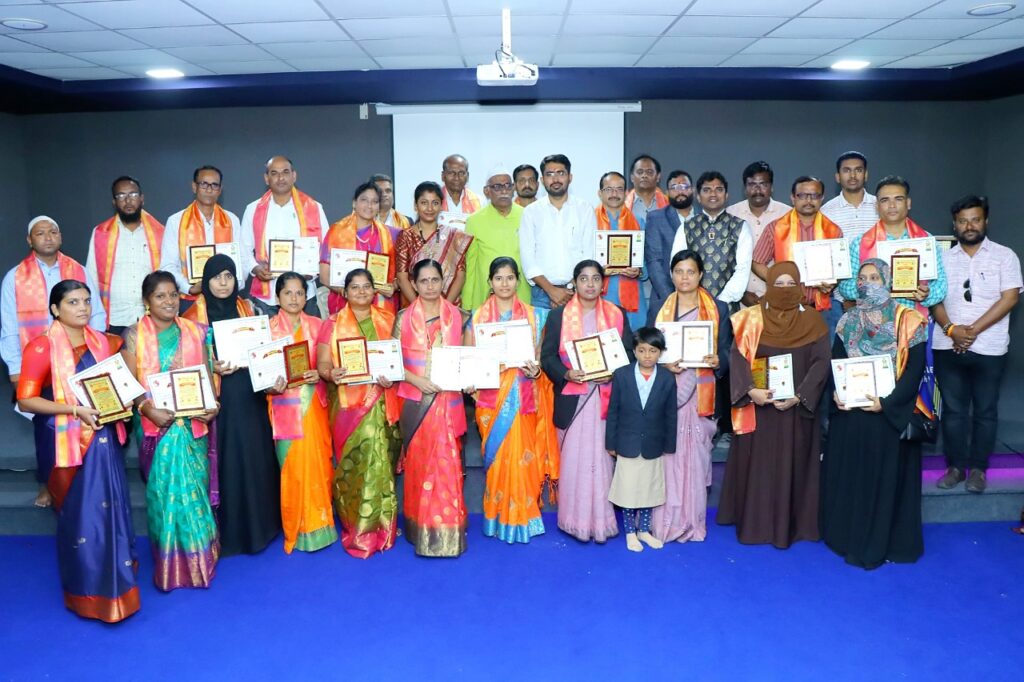 लॉयन्स क्लब उमंग क्लबच्या वतीने उदगीर शहर व परिसरातील 25 शिक्षकांचा आदर्श शिक्षक पुरस्कार देऊन सन्मान