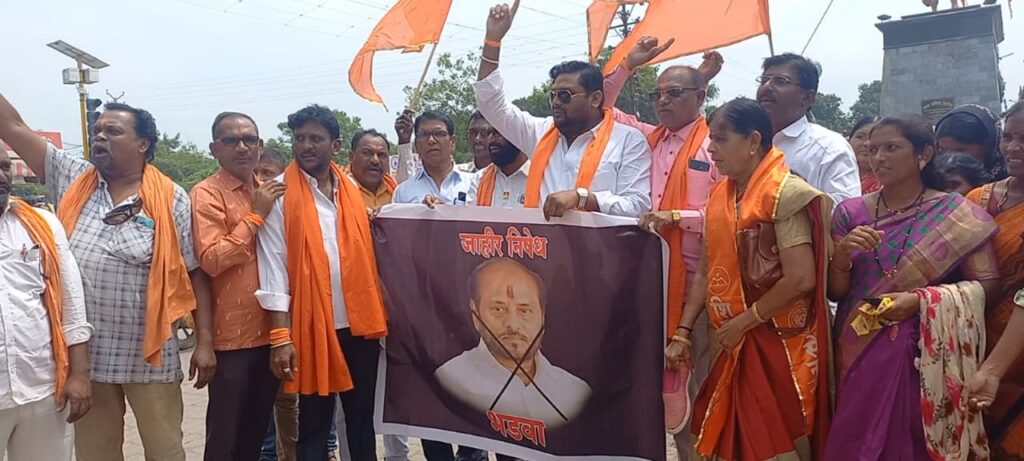 ठाकरे कुटुंबीयाबद्दल अपशब्द वापरणाऱ्या रामदास कदम यांच्या प्रतीकात्मक पुतळ्याचे दहन