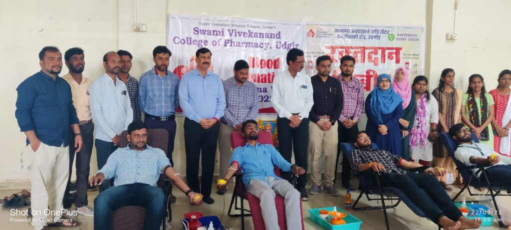 स्वामी विवेकानंद फार्मसी कॉलेज येथे फार्मसी दिवस रक्तदान शिबिर संपन्न