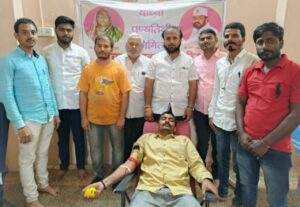 रेवते परिवाराच्या वतीने रक्तदान शिबिर आयोजन करून स्मरण दिवस साजरा