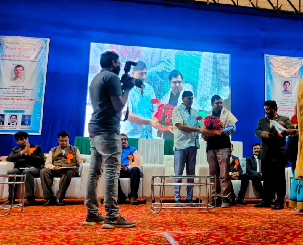 सचिन घोळवे यांना आदर्श शिक्षक पुरस्कार