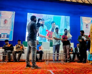 सचिन घोळवे यांना आदर्श शिक्षक पुरस्कार