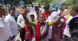 सोमनाथपूर मधील अवैध दारूबंदीसाठी महिलांचा आमदारांसमोर आक्रोश !