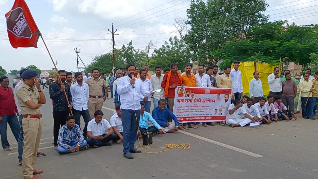 मनसेचे रास्ता रोको आंदोलन, लातुर जिल्हयातील शेतकऱ्याना सरसकट अनुदान व पिकविमा द्या - संजय राठोड