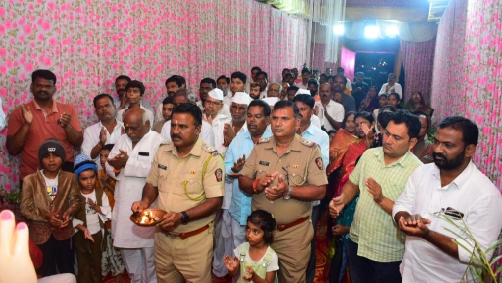 पोलिस निरिक्षक संजीवन मिरकले यांच्या हस्ते कै.गिरीश साळुंके सार्वजनिक गणेश मंडळाच्या श्री ची आरती
