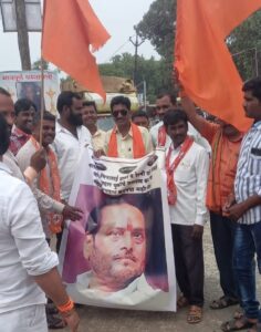 रामदास कदमांच्या ‘त्या’ विधानाच्या निषेधार्थ अहमदपूरात जोडे मारो आंदोलन