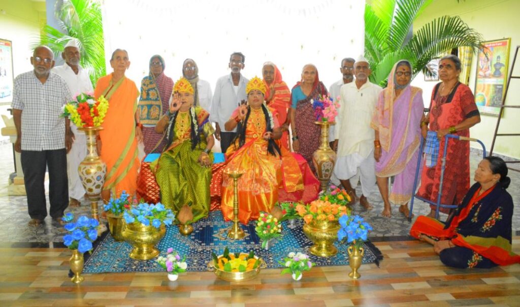 वृद्धाश्रमात वृद्ध आजींना बनवण्यात आली चैतन्य देवीची प्रतिकृती