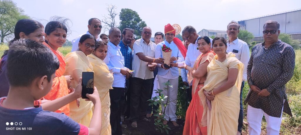 श्री स्वामी समर्थ मुख्य दरबाराच्या जागेत वृक्षारोपण