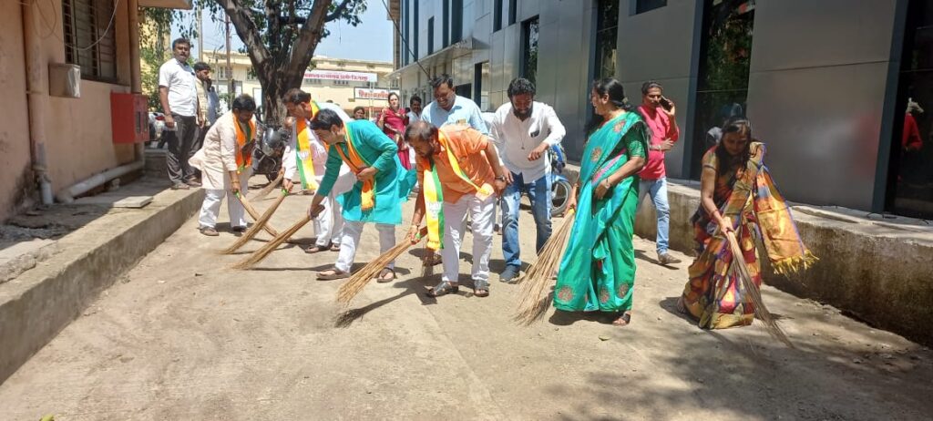 भाजपाच्या वतीने हुतात्मा स्मारकात स्वच्छता अभियान: विकास कामाचे उदघाटन<br>उदगीरात सेवा पंधरवाडा चा समारोप