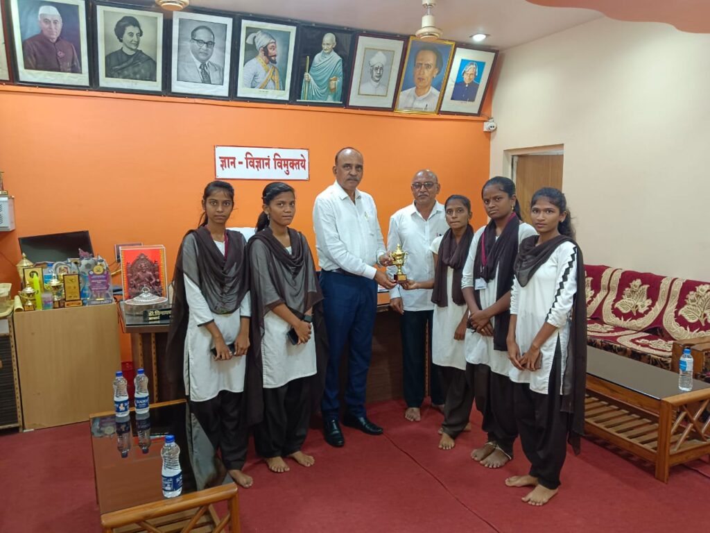 शिवाजी महाविद्यालयाचा हॉलीबॉल महिलांचा संघ विजयी