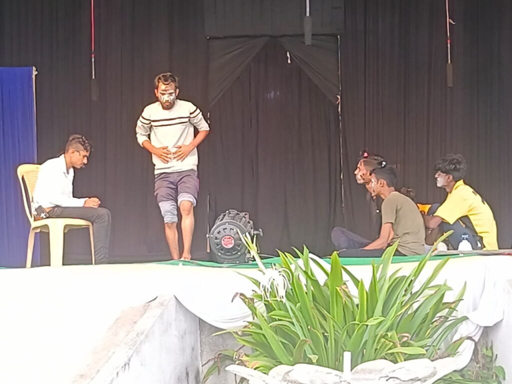 विद्यापीठाच्या युवक महोत्सवात महात्मा फुले महाविद्यालयाने भरवली 'वेड्यांची शाळा' गर्दी