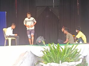 विद्यापीठाच्या युवक महोत्सवात महात्मा फुले महाविद्यालयाने भरवली 'वेड्यांची शाळा' गर्दी