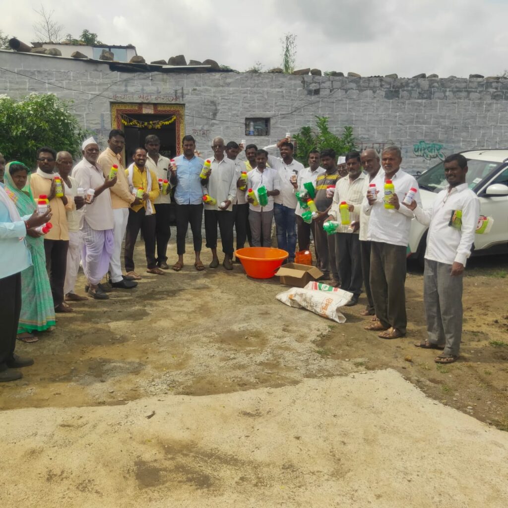 नागतीर्थवाडी येथे शेतकऱ्यांना मोफत फवारणी औषधांचे वाटप