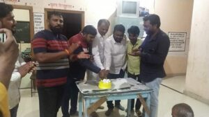 धर्मपाल देवशेट्टे यांच्या वाढदिवसानिमित्त रोटी कपडा बँक येथे फळवाटप