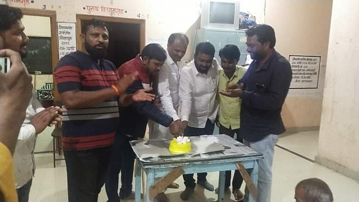 धर्मपाल देवशेट्टे यांच्या वाढदिवसानिमित्त रोटी कपडा बँक येथे फळवाटप