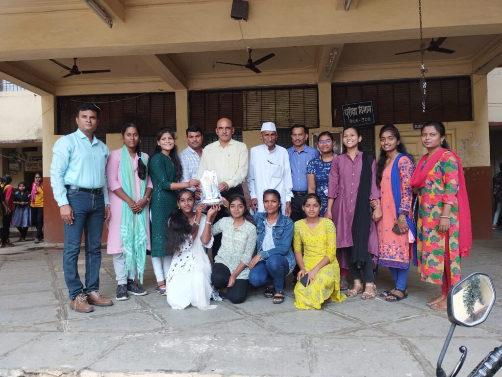 शिवाजी महाविद्यालयाचे युवक महोत्सवात यश