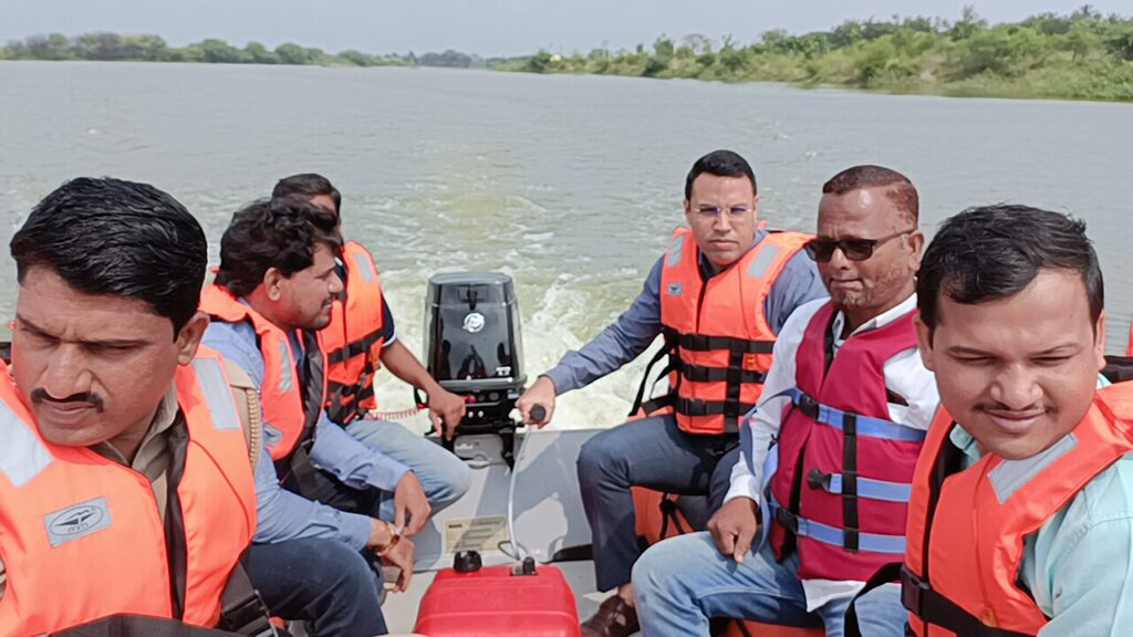 पूरपरिस्थिती हाताळण्यासाठी उदगीर आणि अहमदपूर येथील पथकांना जिल्हाधिकारी यांच्या हस्ते नवीन रेस्क्यू बोटींचे वितरण