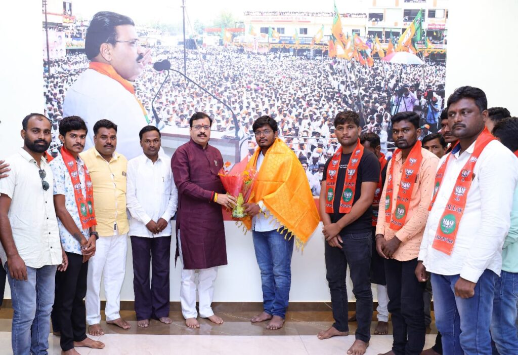 आ. रमेशअप्पा कराड यांच्या उपस्थितीत काँग्रेस कार्यकर्त्याचा भाजपात प्रवेश