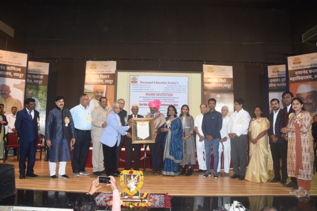 दयानंद महाविद्यालयामुळे भावी आयुष्यातील संस्काराचे धडे मिळाले - न्यायमूर्ती शिवकुमार डिगे