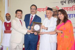 डॉक्टर राजेश दरडे यांचा राज्यपालाच्या हस्ते गौरव