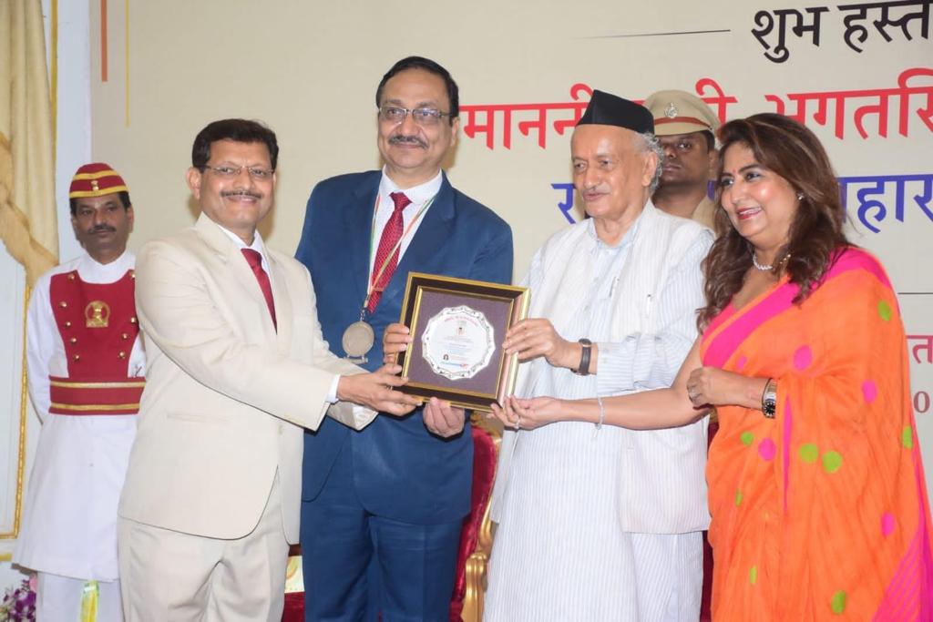 डॉक्टर राजेश दरडे यांचा राज्यपालाच्या हस्ते गौरव