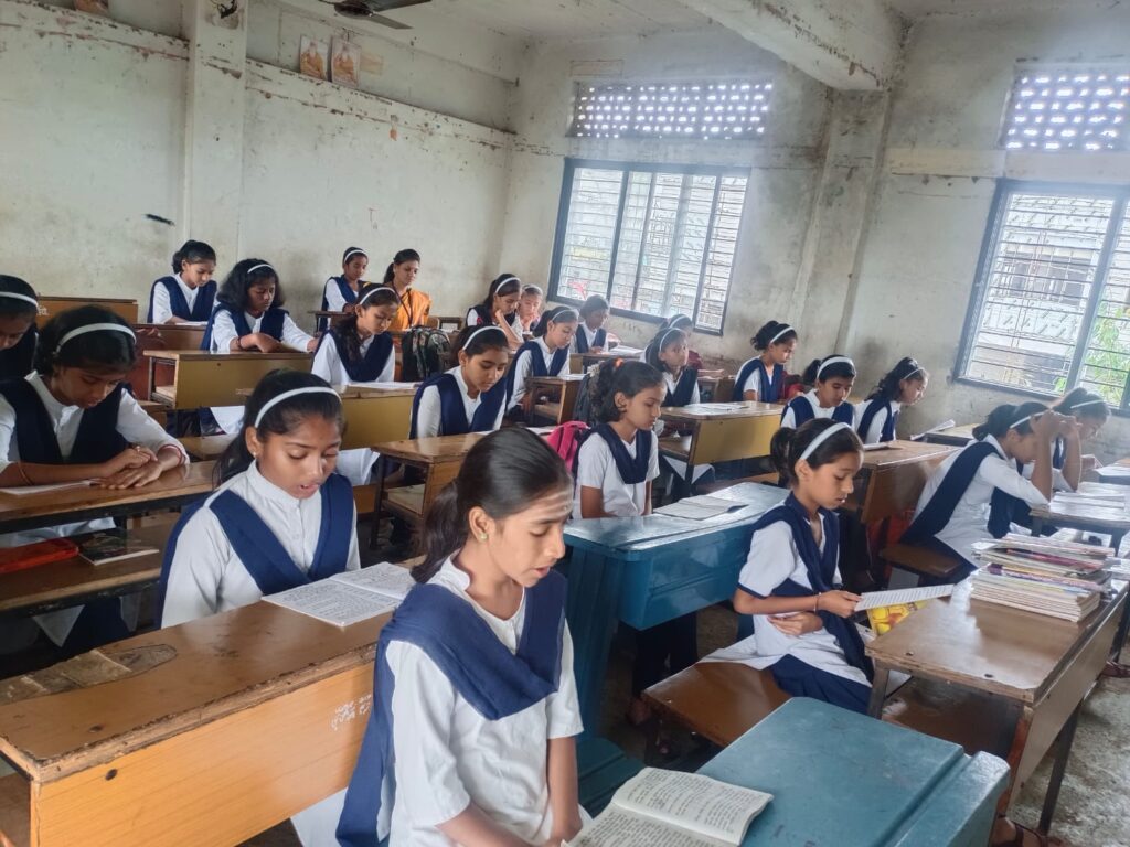 सलग तीन तास वाचन करून वाचन प्रेरणा दिन साजरा