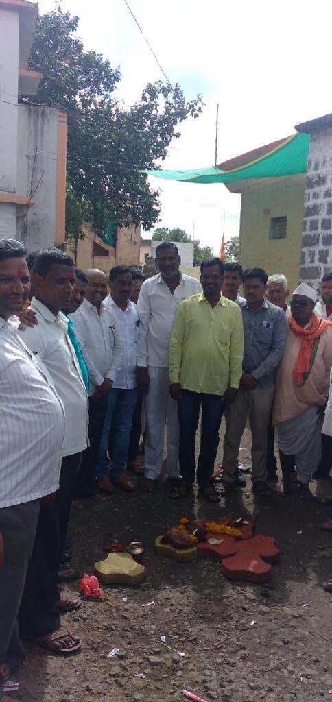 बनशेळकीत ५ लक्ष रु. रस्त्याच्या कामाचे सभापती मुन्ना पाटील यांच्या हस्ते शुभारंभ