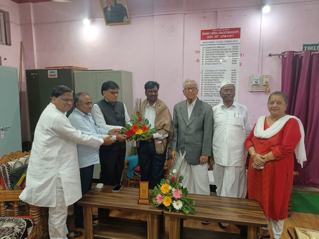 शिक्षण सहसंचालक डॉ.विठ्ठल मोरे उच्च शिक्षण विभाग,नांदेड यांची हावगीस्वामी महाविद्यालयास सदिच्छा भेट