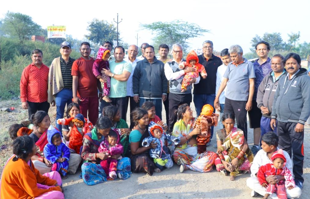 प्रभुराज प्रतिष्ठाण लातूरच्या वतीने बेघर बालकांना उबदार (स्वेटर) कपड्याचे वाटप