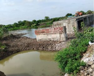 प्रशासनाचे दुर्लक्ष: अर्धवट रस्ता, पुलामुळे शेतकऱ्यांचे नुकसान अर्धवट पुलाला सीडीचा वापर, पिकांच्या राशी रानातचं!