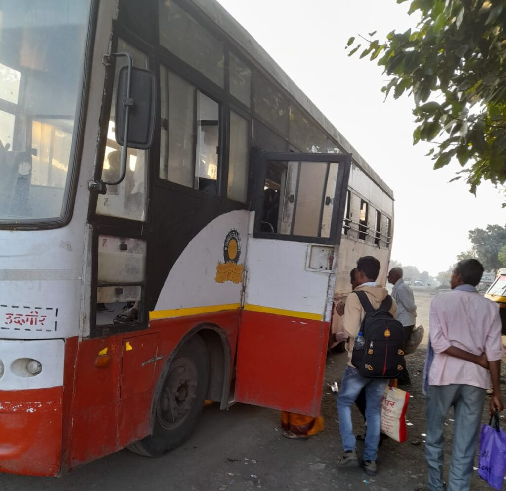 वाढवणा पाटी येथे महिला प्रवाशांना निवारा व मुतारीची सुविधा नाही महिला व मुली प्रवाशांची होतेय कुचंबना