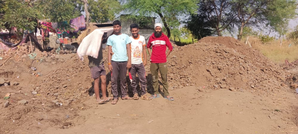 सुभाष राठोड यांनी स्वखर्चातून करून दिला टीकाराम तांड्याचा रस्ता