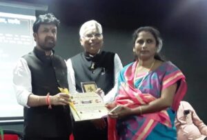 नेत्ररोग निदान शिबीर व मोतीबिंदू शस्त्रक्रिया शिबिर घेतल्यामुळे बालिका मुळे यांचा सत्कार