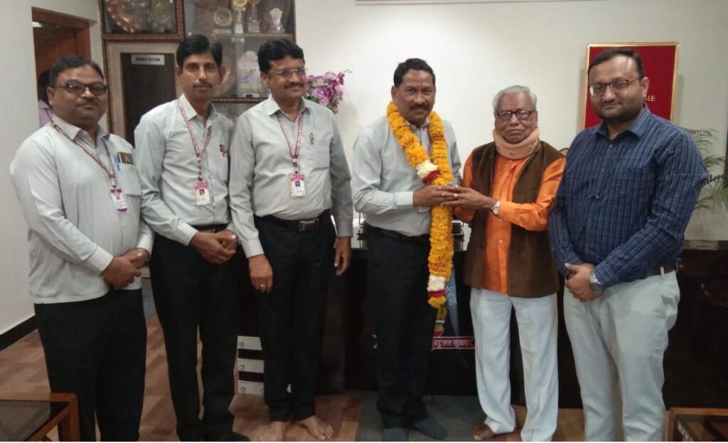 प्राचार्य डॉ. वसंत बिरादार यांचा ज्येष्ठ विधीज्ज्ञ भगवानराव पौळ् व कर सल्लागार राहूल नवटक्के यांच्या कडून सत्कार