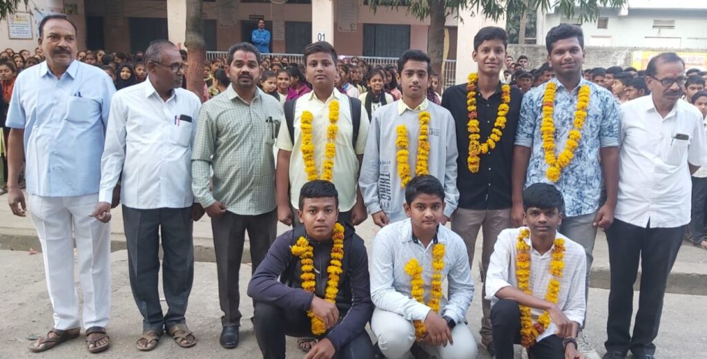 यशवंत विद्यालयाचा बास्केटबॉल चा संघ लातूर विभागात सर्वप्रथम