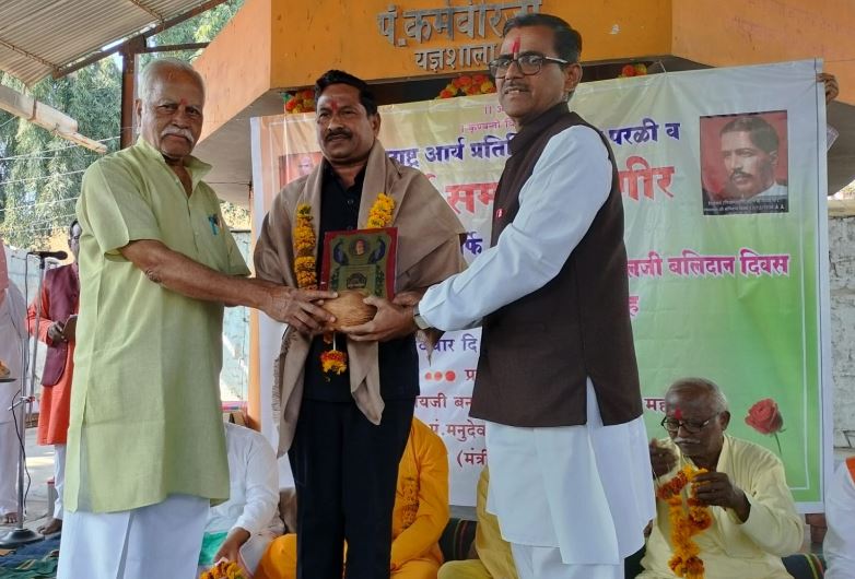 आर्यसमाजाच्या वतीने प्राचार्य डॉ. वसंत बिरादार यांचा उदगिरात सत्कार