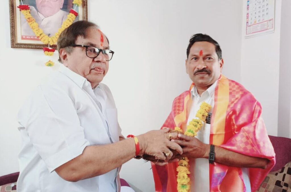 प्राचार्य डॉ. वसंत बिरादार यांचा अरविंद पाटील एकंबेकर यांच्या हस्ते सत्कार