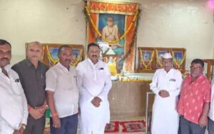 आ. बाबासाहेब पाटील यांच्या हस्ते श्री स्वामी समर्थ महाराजांची आरती